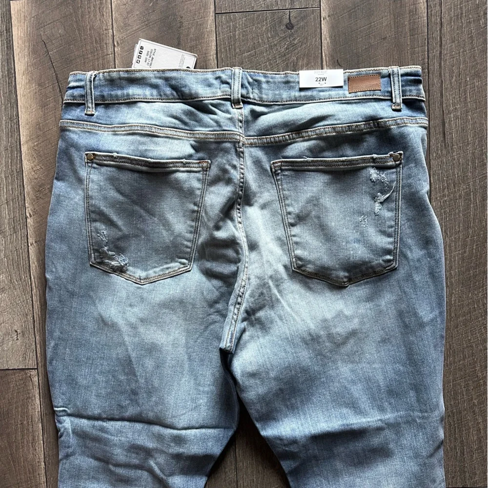 Judy Blue Plus Size Mid Rise Monroe Distressed Boyfriend Mom Jeans - Picture 8 of 8